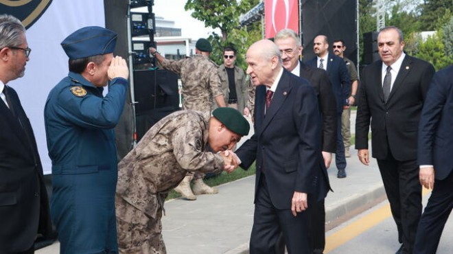 MHP den  el öpme  eleştirilerine sert yanıt