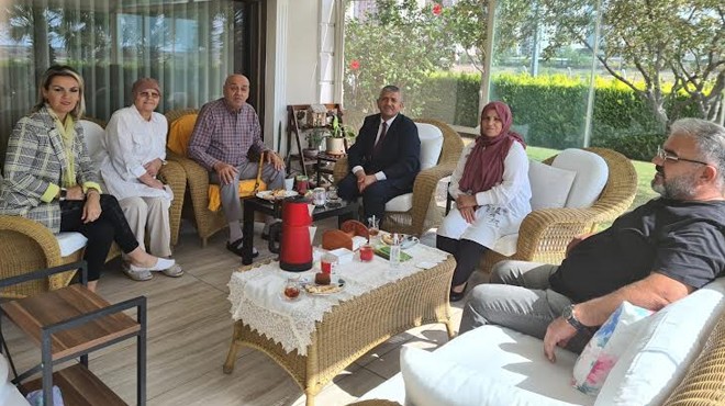 MHP İzmir’den kapı kapı ziyaret: Bir maniniz yoksa çay içmeye geliyoruz