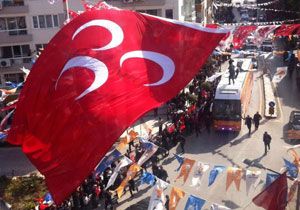 Erdoğan a Manisa da MHP bayrağı sürprizi!