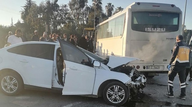 Midibüs ile otomobil çarpıştı: 2 ölü, 13 yaralı
