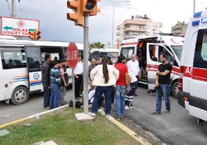 Servis ve yolcu minibüsü çarpıştı: 4 yaralı 