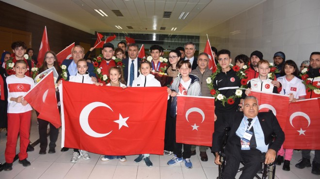Milli sporculara İzmir de coşkulu karşılama