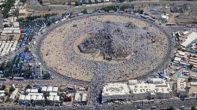 Milyonlarca hacı adayı Arafat Vakfesi ni yaptı
