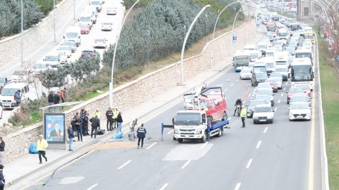 Minibüs, belediye otobüsüne çarptı: 1 ölü, 1 yaralı