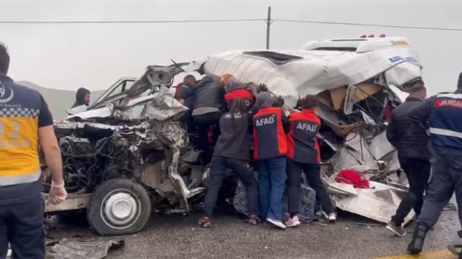 Minibüs ile TIR çarpıştı: 4 ölü, 3 yaralı!