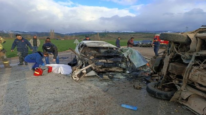 Minibüsle otomobil çarpıştı: 3 ölü, 7 yaralı