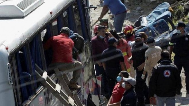 Minibüs uçuruma yuvarlandı: 3 ölü, 35 yaralı
