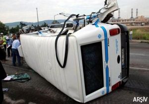İzmir de işçi minibüsü devrildi: 6 yaralı