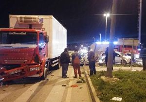 Kırmızı ışıkta geçen kamyon otomobili biçti: 2 ölü, 1 yaralı