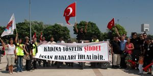 Motorlarını kadına şiddete karşı sürdüler