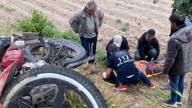 Motosiklet ağaca çarptı: 2 kişi yaralandı