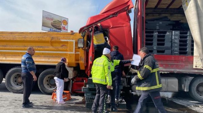 Mucize kurtuluş... Kamyona çarpan TIR dan sağ çıktı!