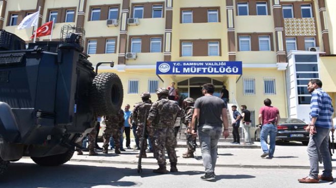 Müftülük binasında baltalı saldırgan alarmı