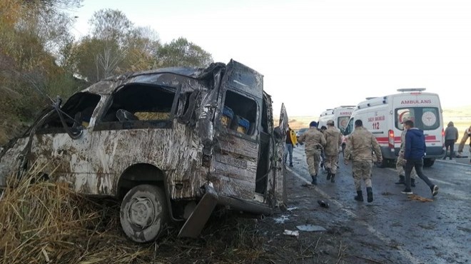 Mültecileri taşıyan minibüs kaza yaptı:  2 ölü, 22 yaralı