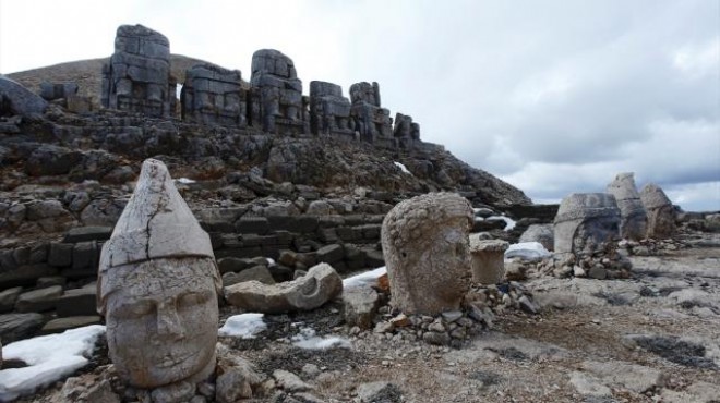 Nemrut Dağı nın anıtsal heykelleri depremlerde zarar görmedi