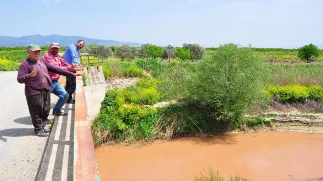 Nif Çayı kırmızı aktı; çifti tedirgin oldu