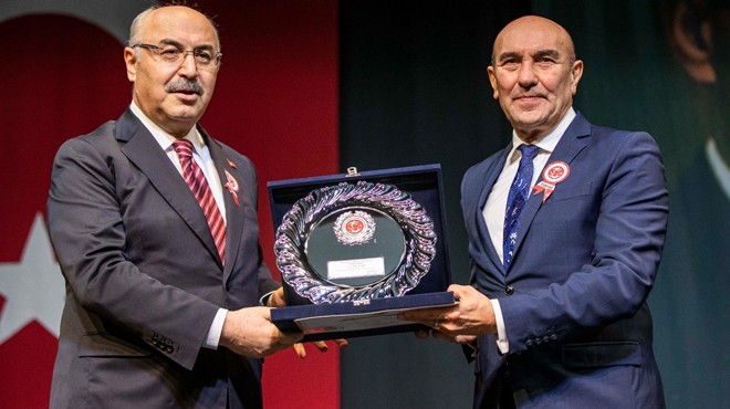 Ödülünü Vali Köşger verdi... Başkan Soyer e  onur  ödülü!