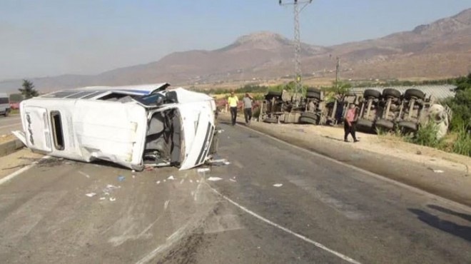 Öğrenci servisiyle TIR çarpıştı: 2’si ağır, 11 yaralı