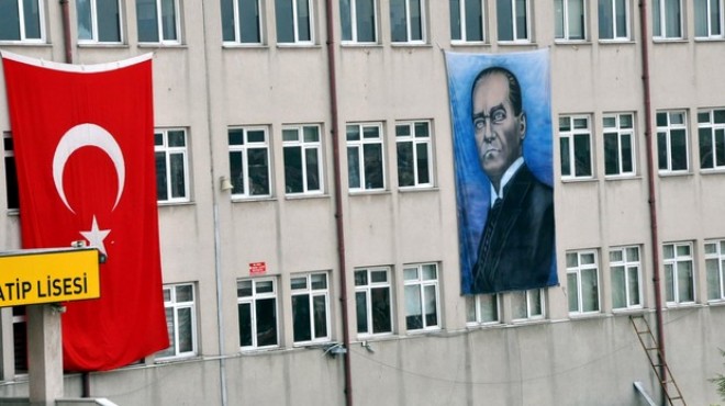 Okul duvarında tepki çeken Atatürk posteri!