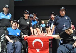 İzmir de engelliler bir günlüğüne polis oldu!