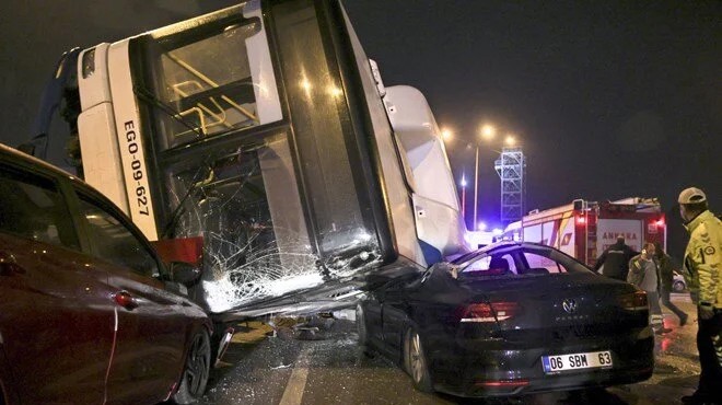 Otobüs otomobillerin üzerine devrildi: 14 yaralı