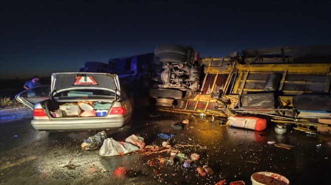 Otomobil, devrilen TIR a çarptı: 1 kişi öldü