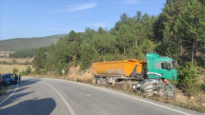 Kamyon otomobili biçti... Feci kaza!