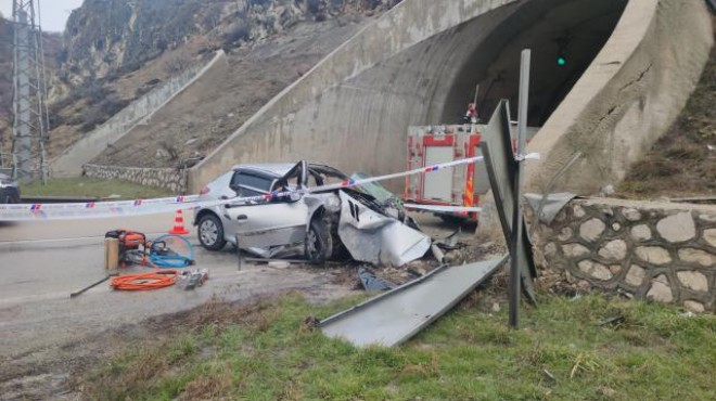 Otomobil tünel duvarına çarptı: 2 ölü, 2 yaralı