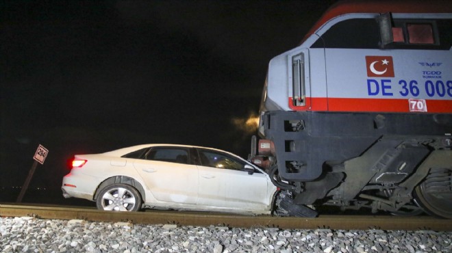 Otomobil yük treni ile çarpıştı... 2 kişi yaralandı!