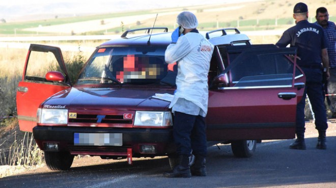 Otomobilde bulunan cesetlerin sırrı araştırılıyor