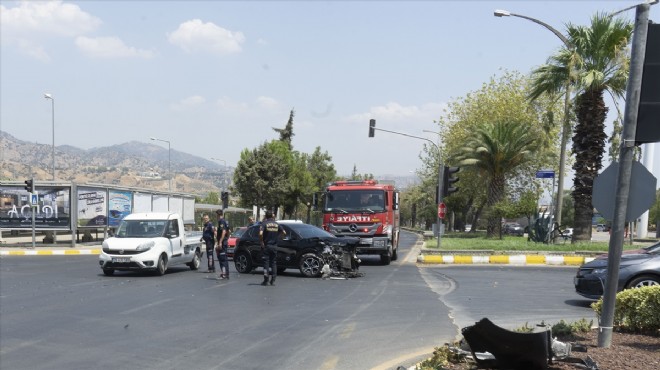 Otomobille çarpıştı... 1 i bebek 4 kişi yaralandı