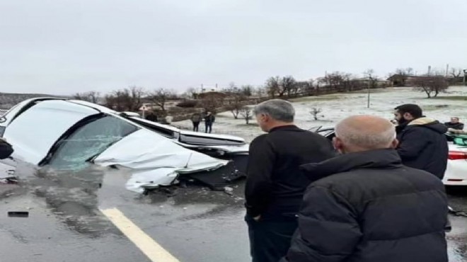 Otomobiller çarpıştı: 1 ölü, 4 yaralı