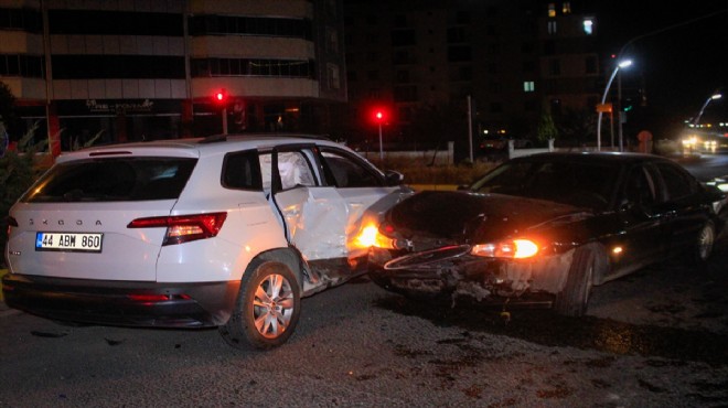 Otomobiller çarpıştı... 3 ü çocuk 5 kişi yaralandı!