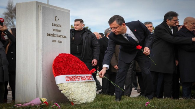 Özgür Özel, Deniz Baykal ı mezarı başında andı