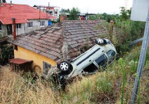 Yoldan çıkan otomobil evin çatısına uçtu: 4 yaralı