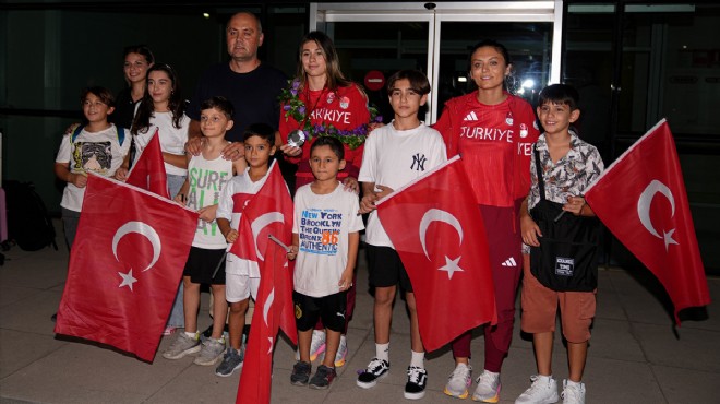 Paris te rekor kıran Aysel Önder e İzmir de çiçekli karşılama