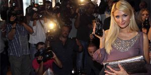 Paris Hilton dan muhteşem ayakkabı tanıtımı