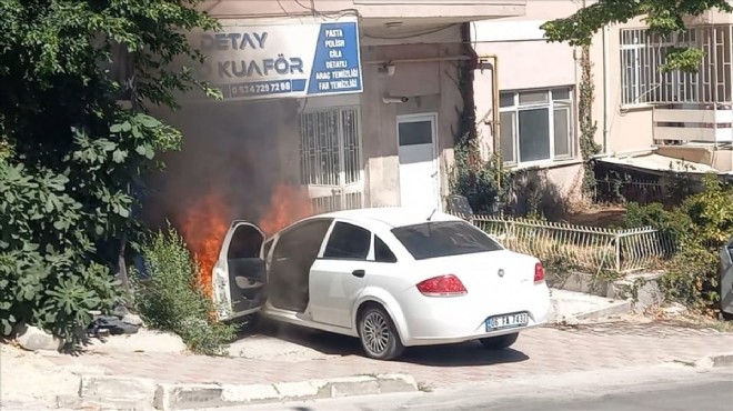 Park halindeki otomobil alev alev yandı