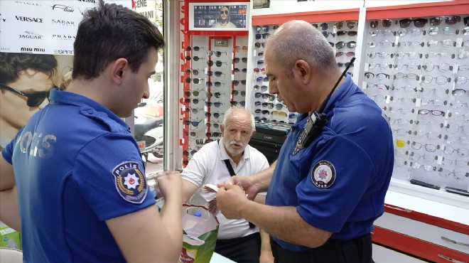 Park halindeki otomobilin üzerinde unutulan para sahibine teslim edildi