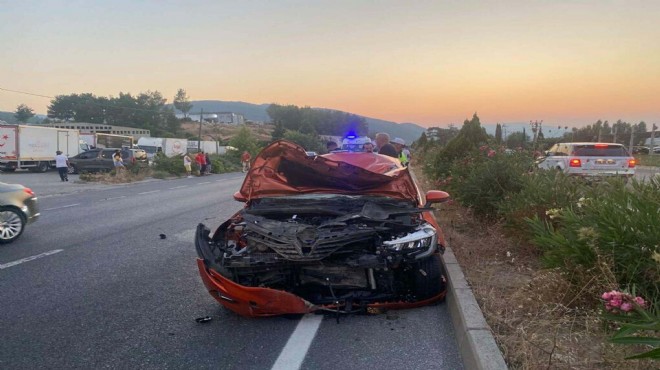 Refüjden yolun karşısına geçiyorlardı, araç çarptı... 2 ölü!