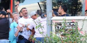 İzmir’de şok görüntüler: Sopalılar dövdü polis izledi!