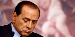 Berlusconi duşta düştü