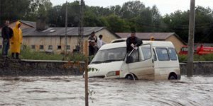 Depremin ardından bu kez sel vurdu