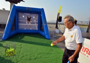 İzmir’de tenis coşkusu: Başkan önce izledi, sonra oynadı 