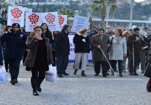 İzmir’de anlamlı yürüyüş: Beyaz bastonu fark edin! 