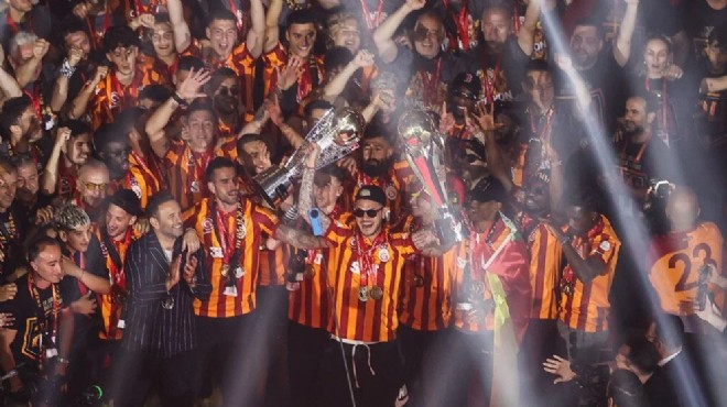 Şampiyon Galatasaray kupasını kaldırdı!