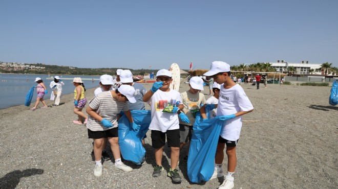 Seferihisar da çevrecilerden plaj temizliği