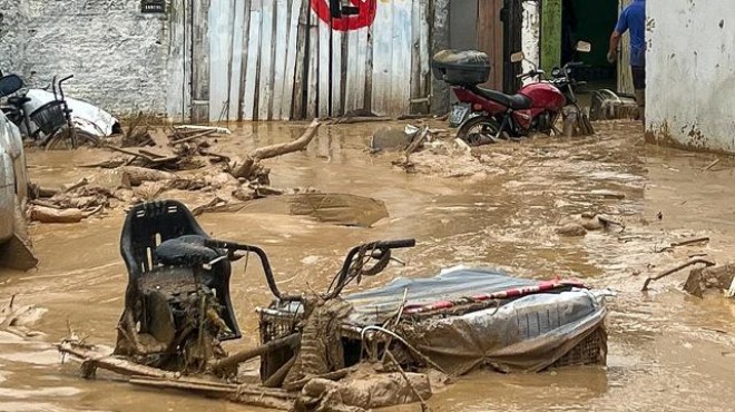 Sel ve toprak kayması can aldı: 40 kişi öldü