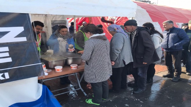 Selçuk tan afet bölgesine yardım eli... Yemek ve sosyal market çadırı kuruldu!