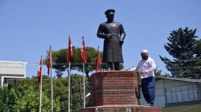 Seyyar satıcı Atatürk büstüne saldırdı!